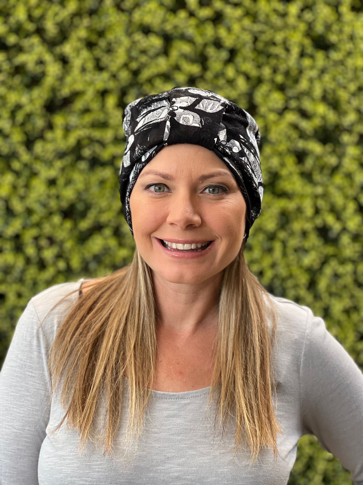 Turbante negro con flores blancas