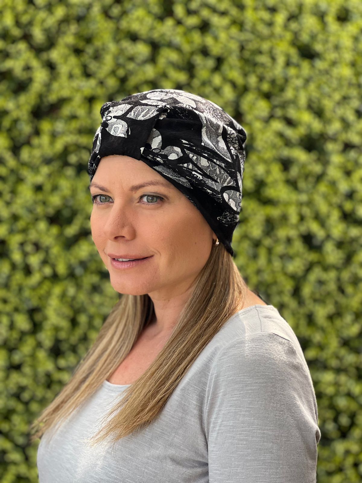 Turbante negro con flores blancas
